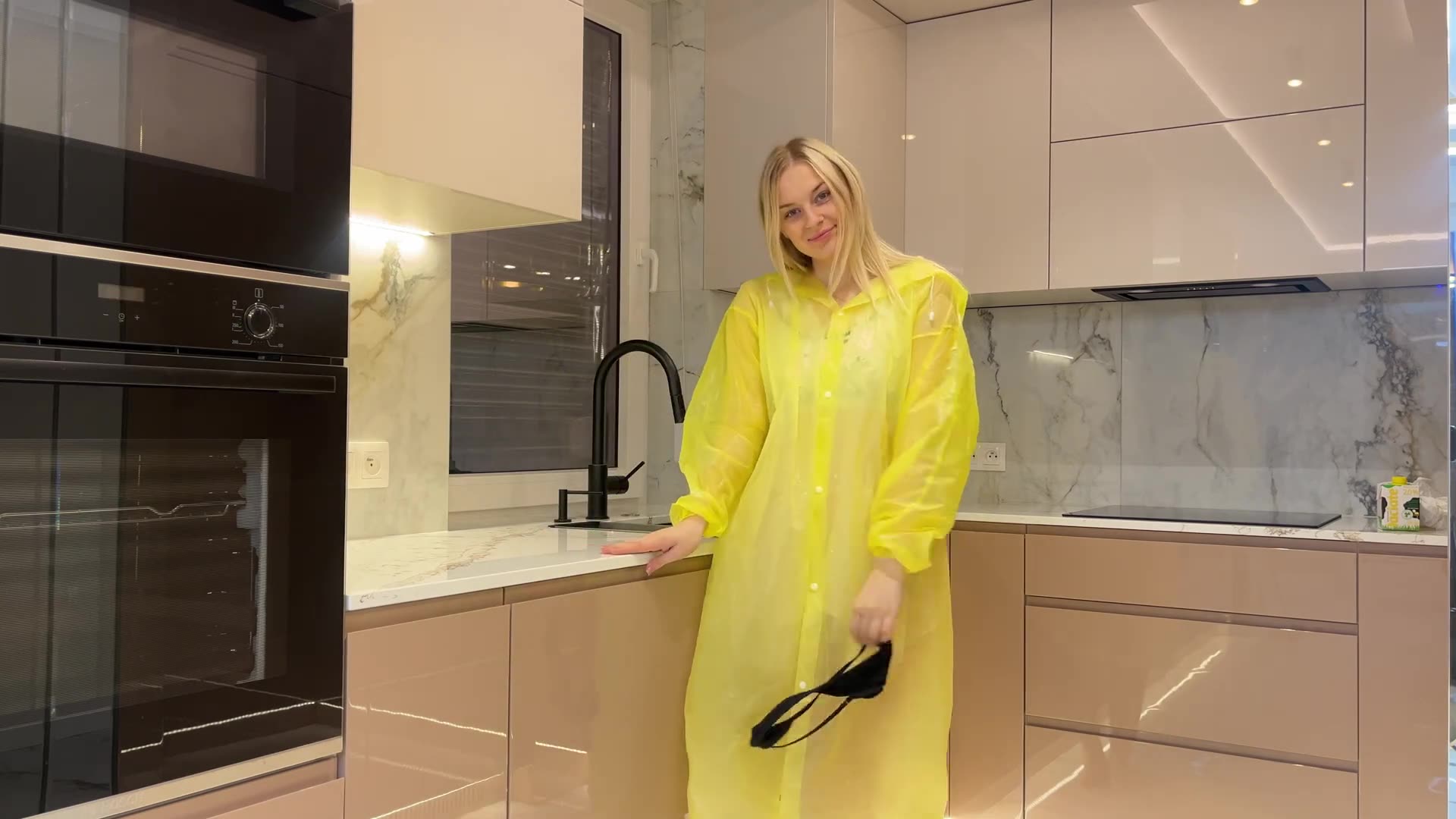 Bright & Gentle Feel - [4K] Clear Yellow Raincoat Try-On