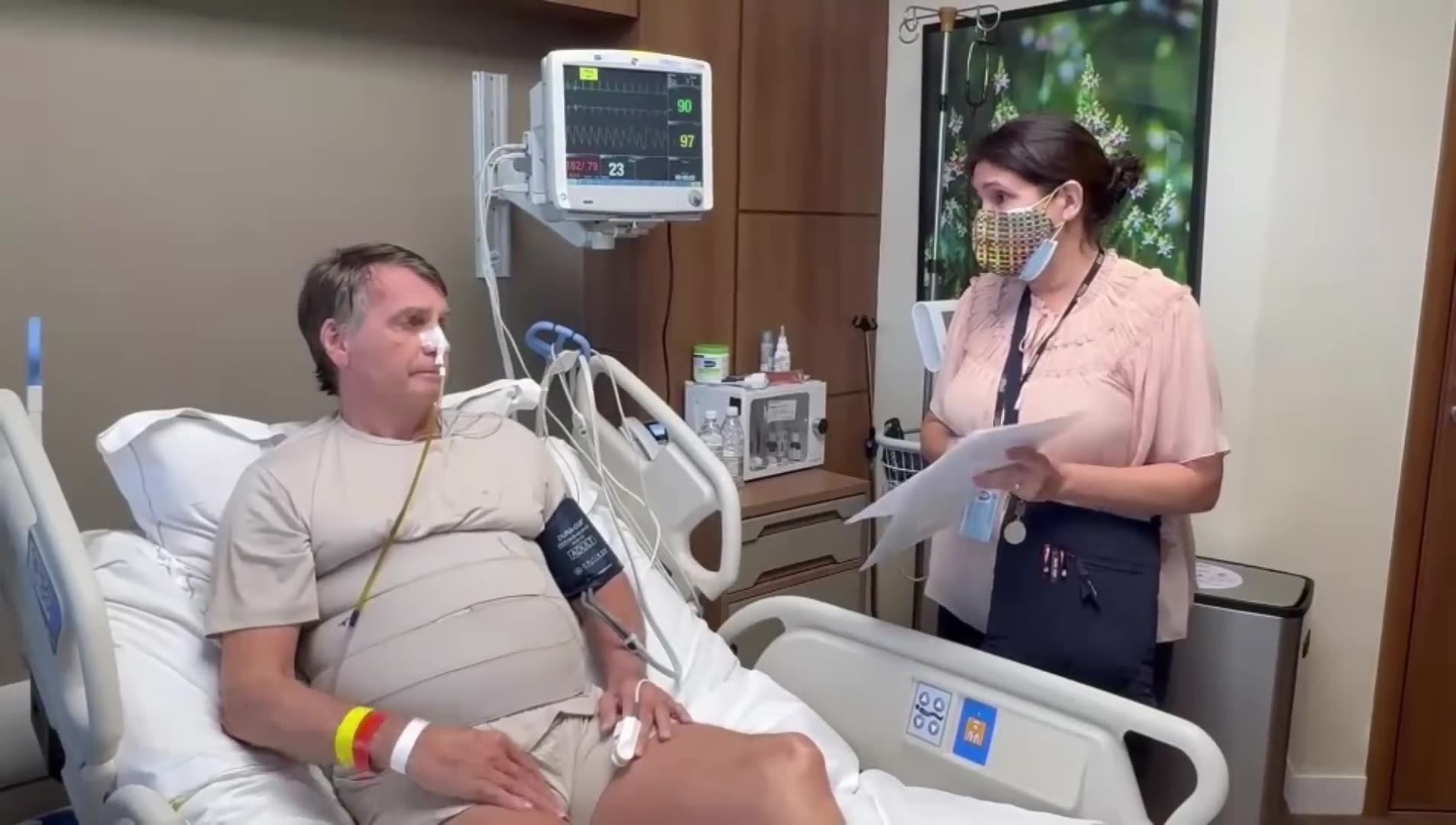 A mando de Alexandre de Moraes, oficial de justiça adentra UTI para notificar Jair Bolsonaro