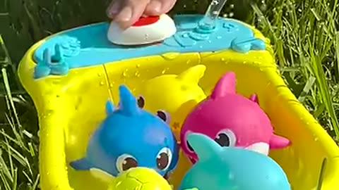 Toy Baby Shark Family in the Shower Doo Doo Doo! _shorts