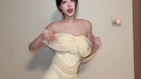 My shoulders are still smooth like before... it's just that people's gazes are different now