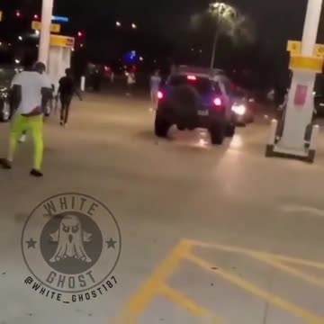 Mob of blacks steal as much as they can from a store with no shame or sense of civility.