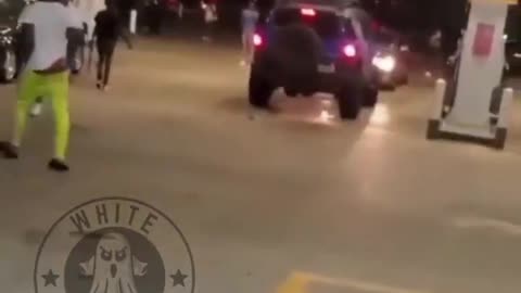 Mob of blacks steal as much as they can from a store with no shame or sense of civility.