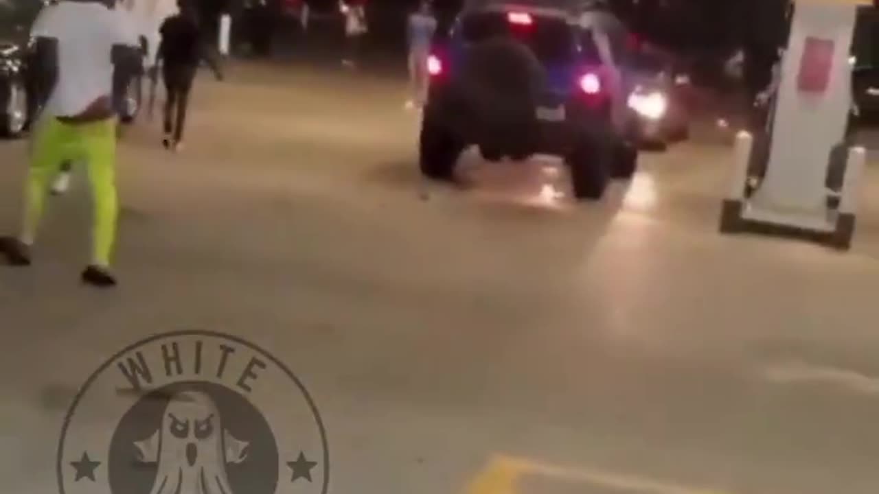 Mob of blacks steal as much as they can from a store with no shame or sense of civility.