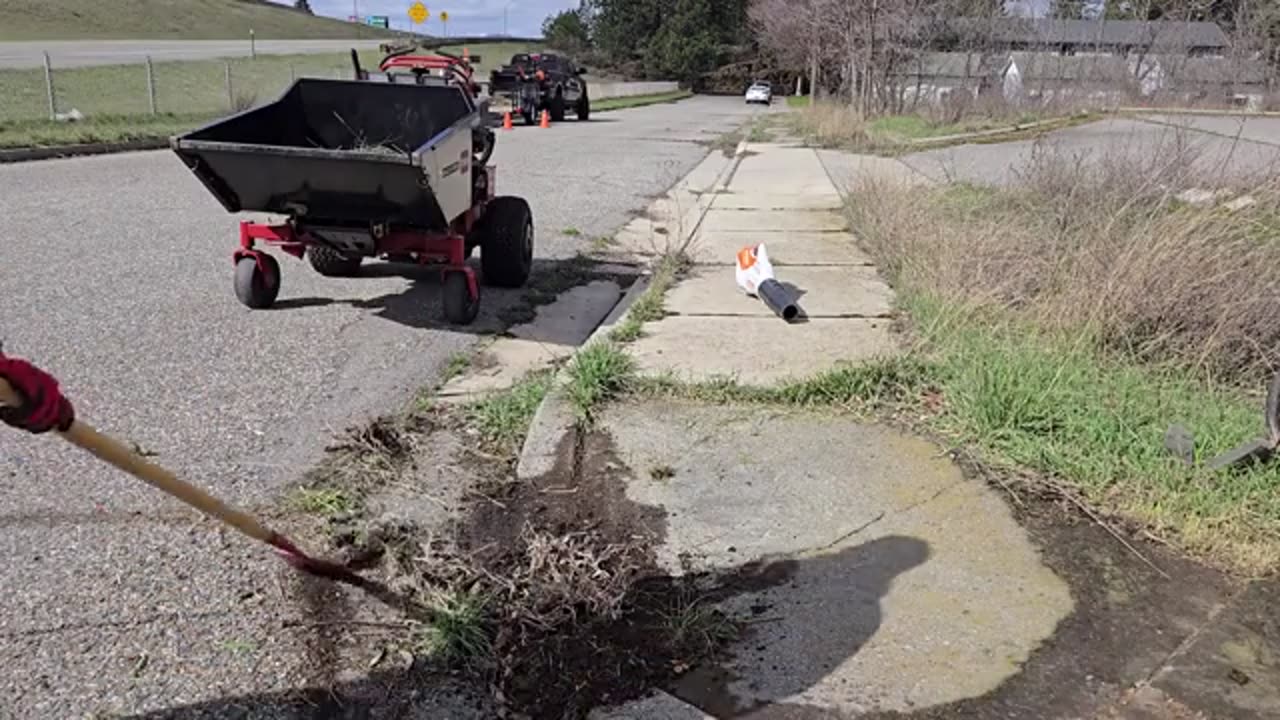 I Discovered A MOSS INFESTED Sidewalk And SCRAPED It Clean_part2