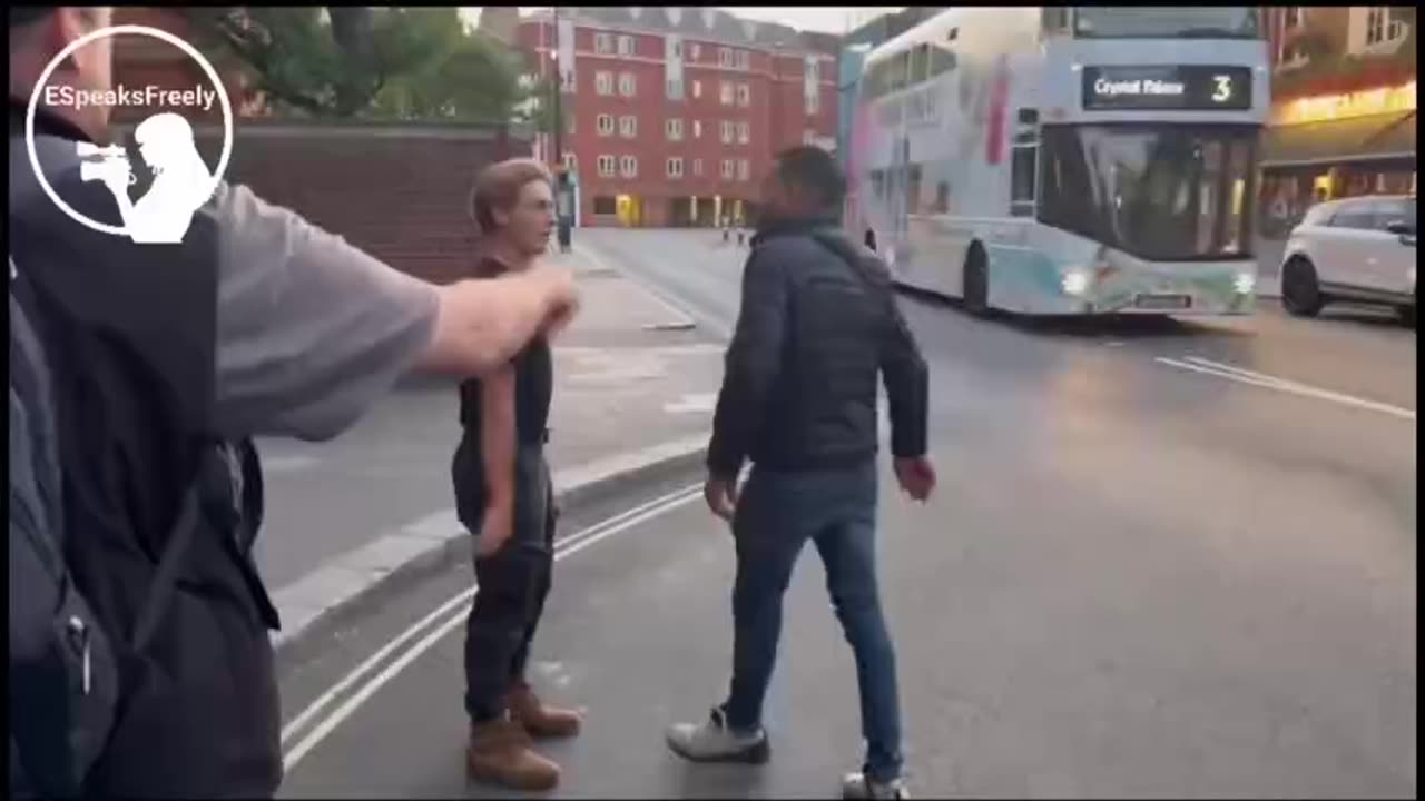 White Liberal attempt to save the Coudenhove Kalergi robber from the robbery victim..🤷‍♂️