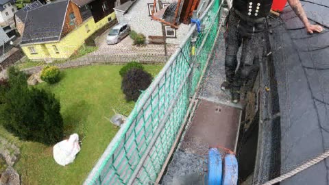 Schiefer Schuppendeckung bei Christian "Dachdecker Lampe" Teil 6