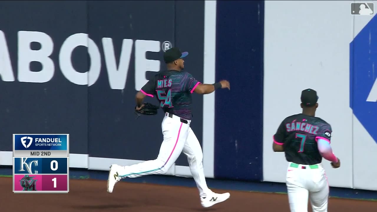 Dane Myers le robó un extra base a Freddy Fermín