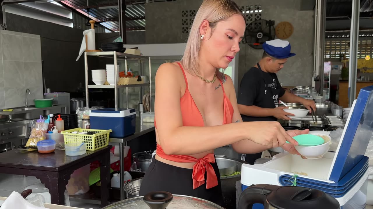 German Lady Bo* b slipped during making chicken 🐔🍗 | wild 😜 Cooking