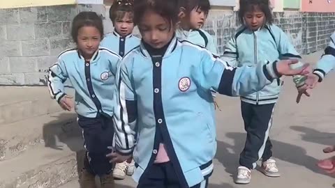 The unique dance of a beautiful little girl from Central Asia