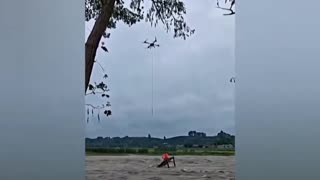 Dron rescata a un hombre que fue arrastrado por un río.