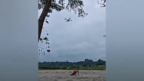 Dron rescata a un hombre que fue arrastrado por un río.