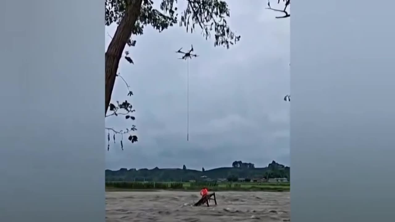 Dron rescata a un hombre que fue arrastrado por un río.