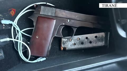 Armëmbajtje pa leje dhe moskallëzim krimi, arrestohen dy të rinjtë në Tiranë