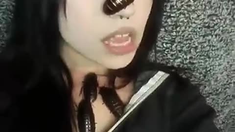 Viral: shes fine she grabbed onto the bottom of my hoodie via mothmamiii tiktok