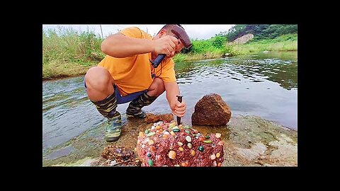 Look for large agate ore in the sea and the river. Gems, jewelry, crystals, agate