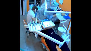 Máquina de blanqueamiento dental explota en la boca de un paciente