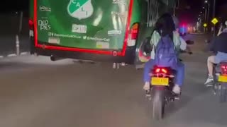 Revelan video donde muere un hincha del Deportivo Cali arrollado por el bus del equipo.