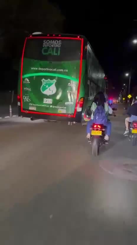 Revelan video donde muere un hincha del Deportivo Cali arrollado por el bus del equipo.