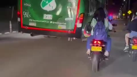 Revelan video donde muere un hincha del Deportivo Cali arrollado por el bus del equipo.
