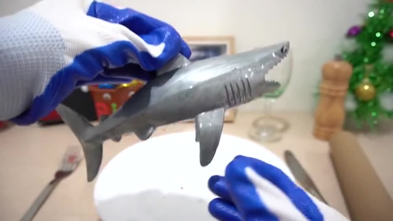 Kluna Tik eat Incredible Shark FOIL - Fruit_part1