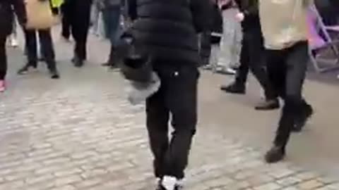 Unbelievable! A patriot attacked in England by five Middle Eastern migrant for waving a flag