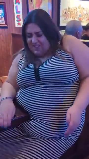 Plus sized Influencer films herself struggling to squeeze out of restaurant chair