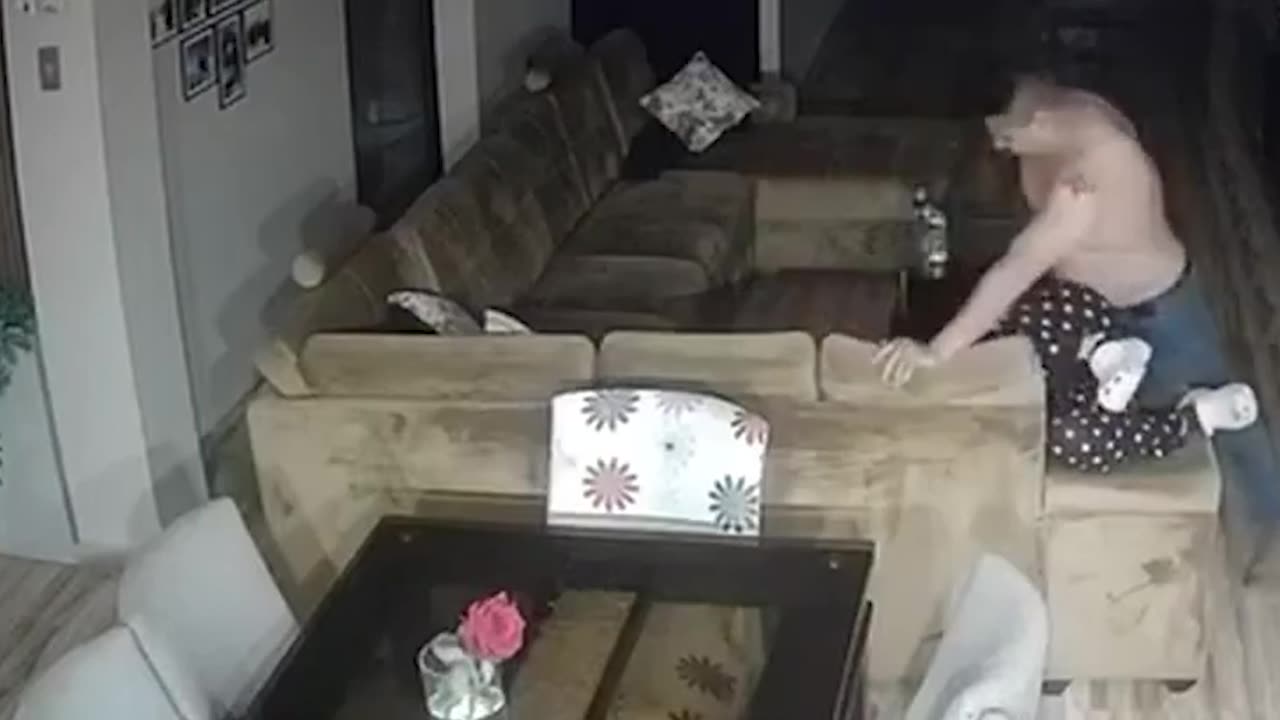 Momento en que Diego Cadillo, un alcalde del norte de Lima, Perú, golpeó salvajemente a su esposa