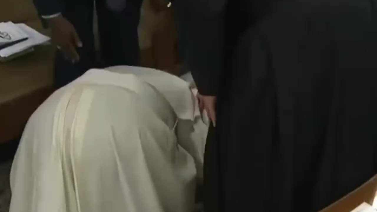 THE POPE KISSING THE FEET OF THE MOORS