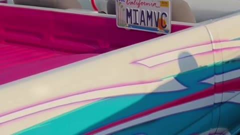 LOVE the 80s retro colors of this truck!