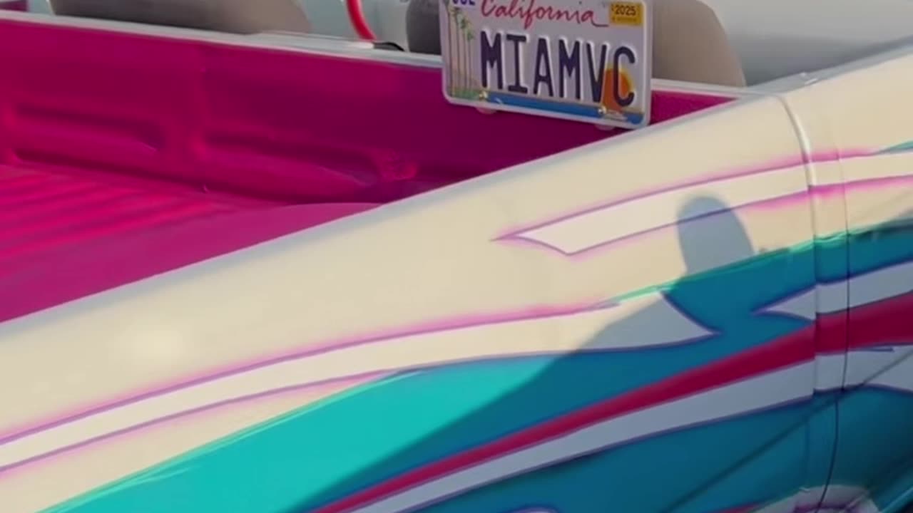 LOVE the 80s retro colors of this truck!