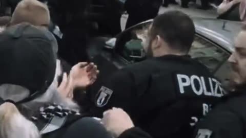 German police are not afraid of Islamic crowds.