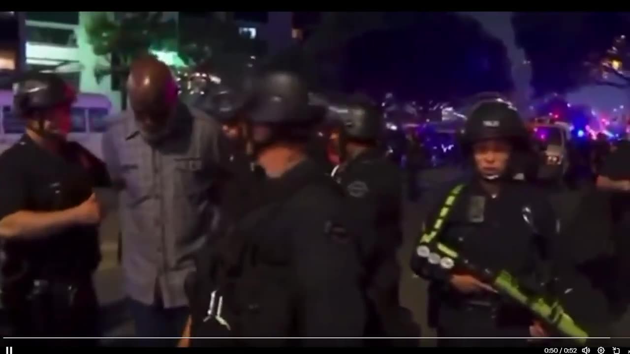 🚨 Cảnh sát LAPD vừa còng tay các phóng viên CNN khi họ đang quay phim.
