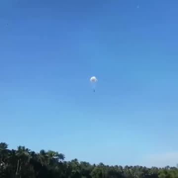 Running to save the soldier! Sri Lanka is a country with people with warm hearts.👍