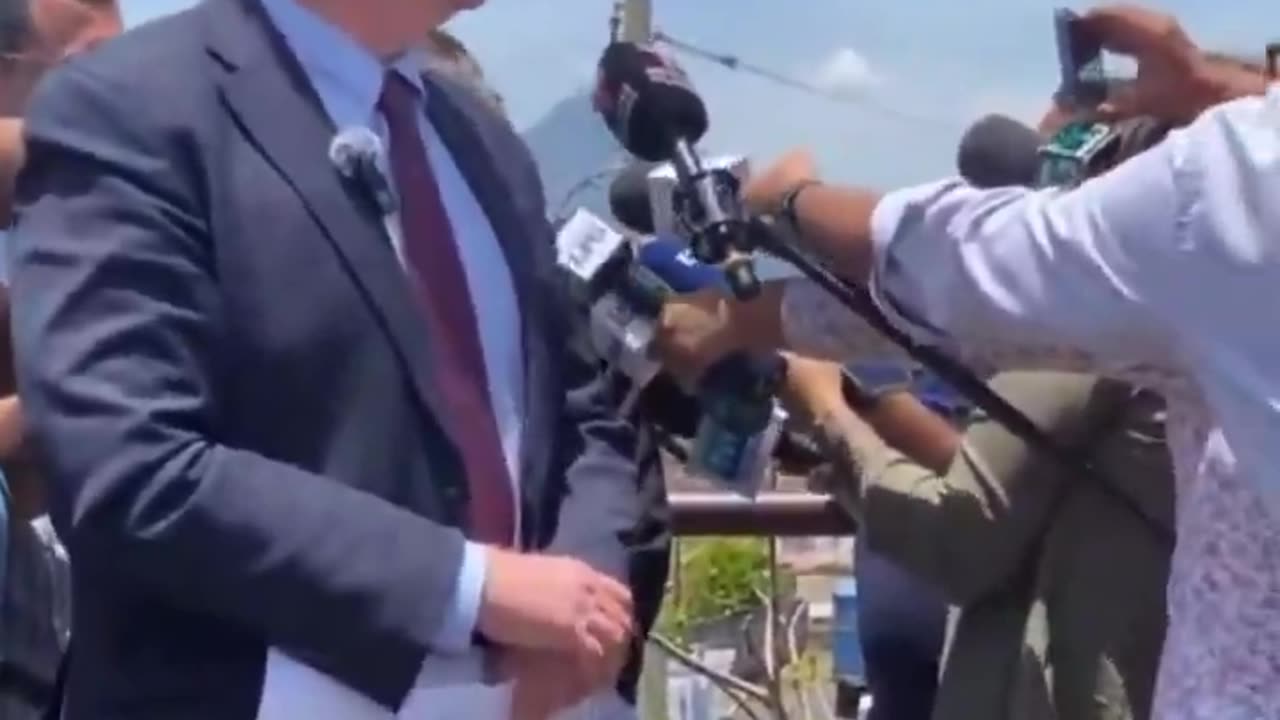 Sen. Chris Van Hollen flew all the way to El Salvador & couldn't even arrange a phone call