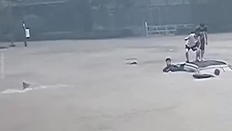 Strangers rescue family trapped in submerged vehicle 😳