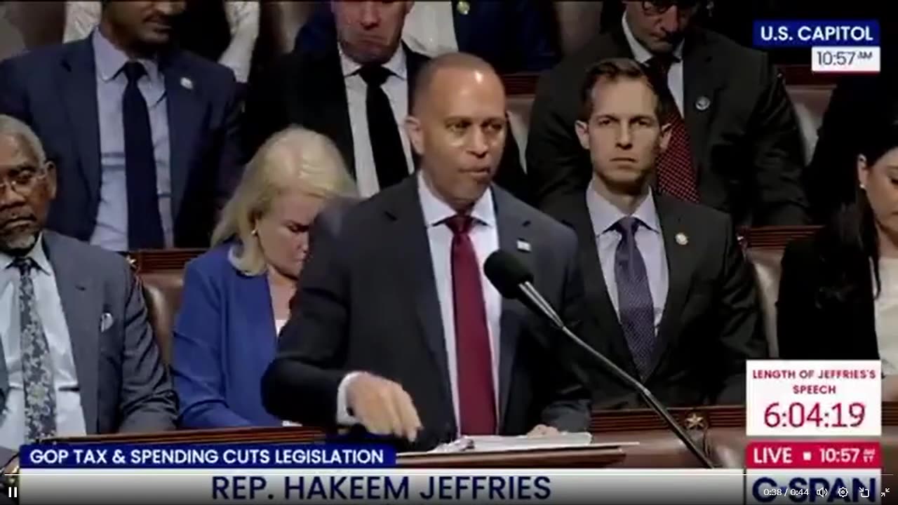 Hakeem Jeffries cảnh báo rằng một "cỗ máy trục xuất sẽ được giải phóng bằng steroid"...