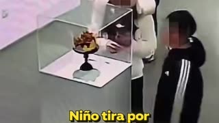 Bota al suelo una corona de oro en una exhibición en Pekín