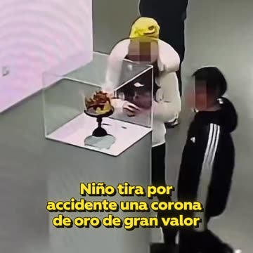 Bota al suelo una corona de oro en una exhibición en Pekín