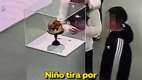 Bota al suelo una corona de oro en una exhibición en Pekín