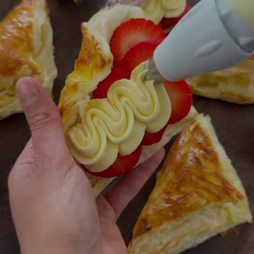 Quick Strawberry Vanilla Croissants: Simple Recipe with Puff Pastry!