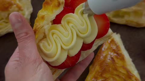 Quick Strawberry Vanilla Croissants: Simple Recipe with Puff Pastry!