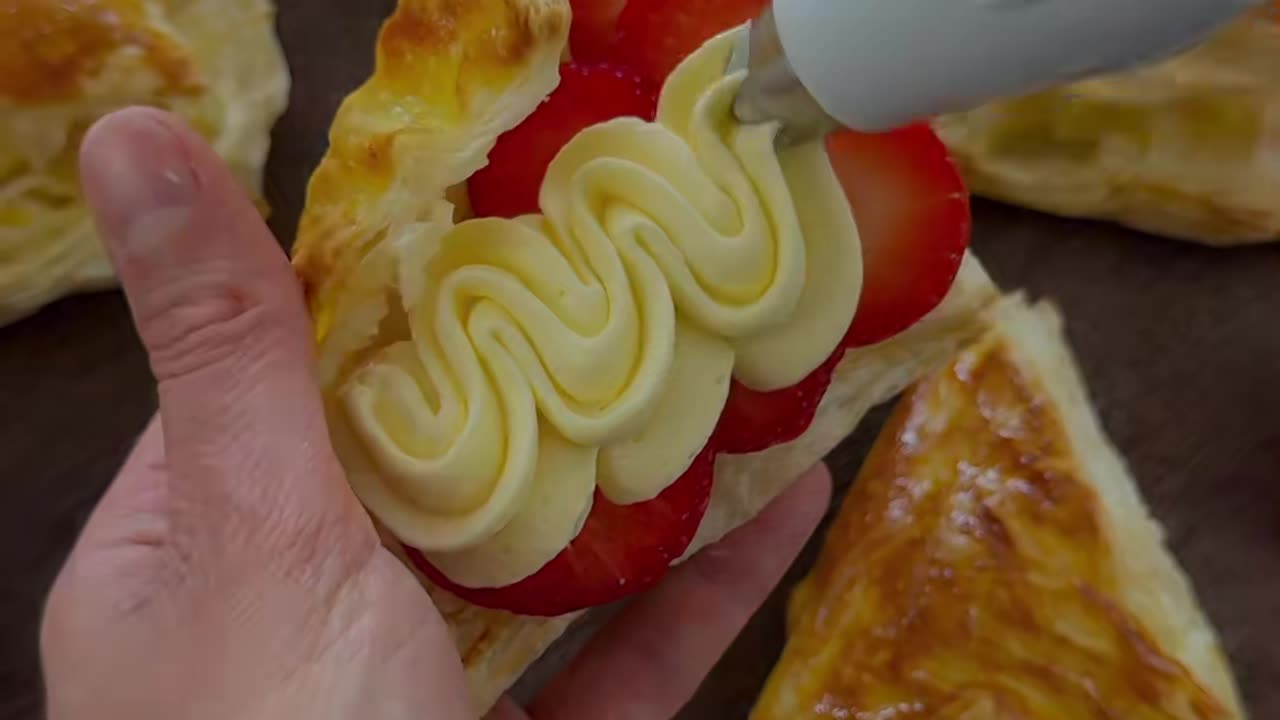Quick Strawberry Vanilla Croissants: Simple Recipe with Puff Pastry!