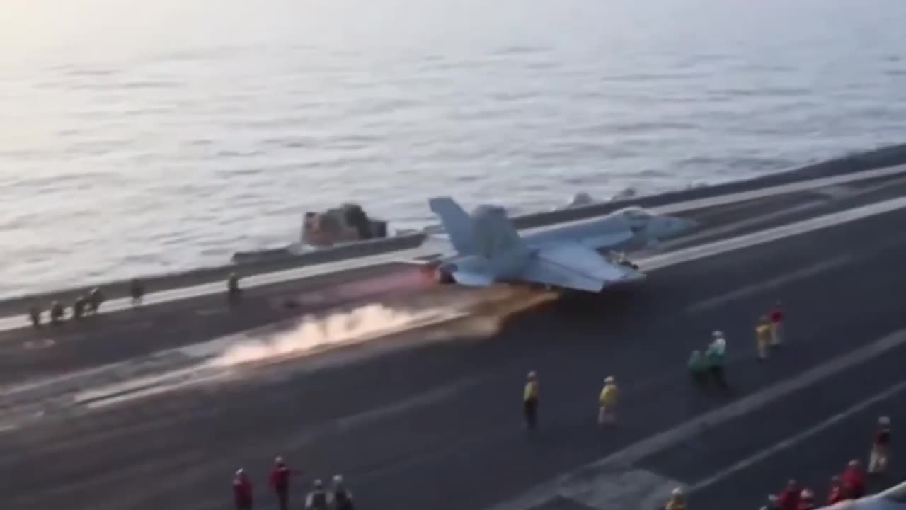 Another Houthi Strike Hits US Aircraft Carrier! Tensions Explode in the Red Sea