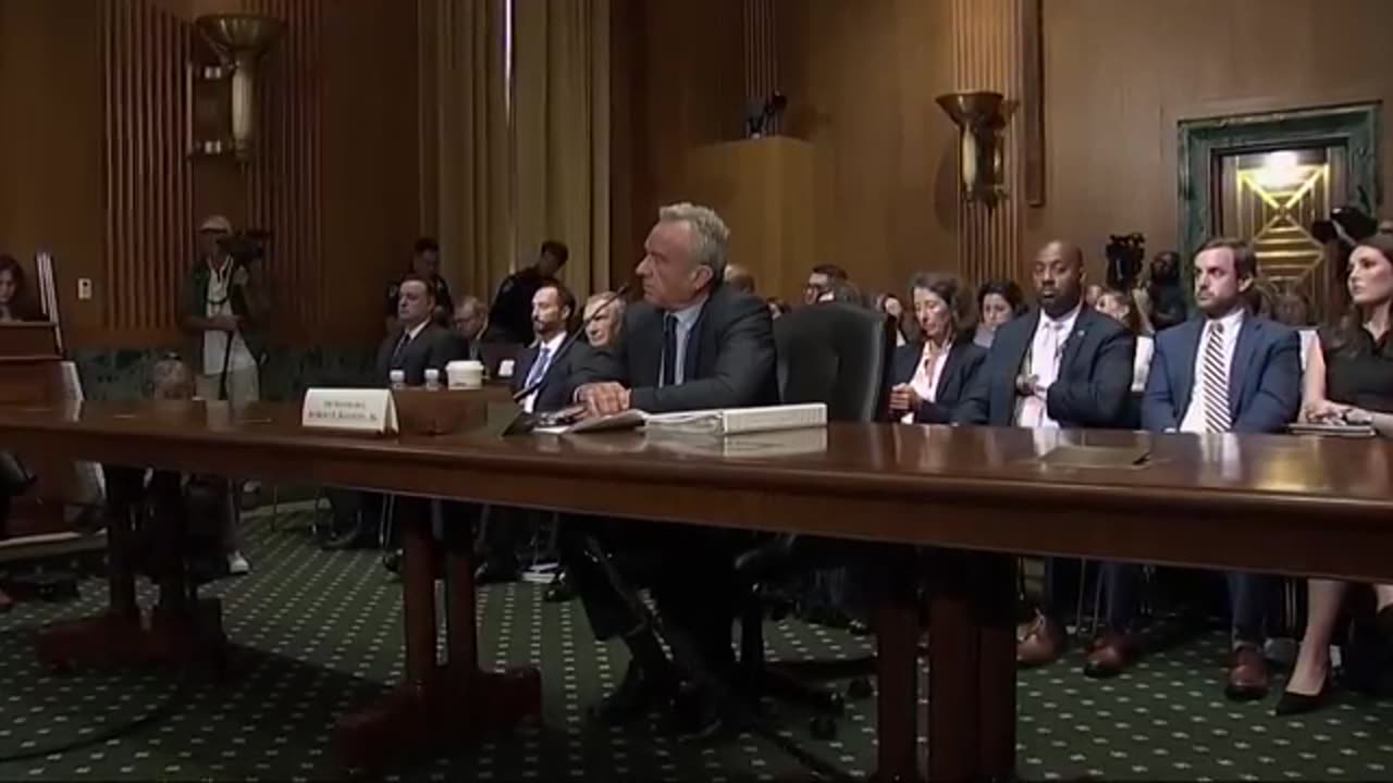 Wyden challenges RFK Jr. in D.C. Senate hearing on CDC turmoil, vaccine restrictions