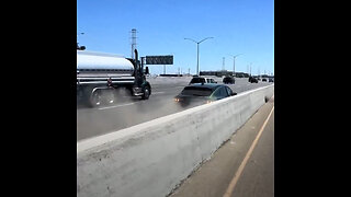 Falla en un auto eléctrico provoca choque en autopista