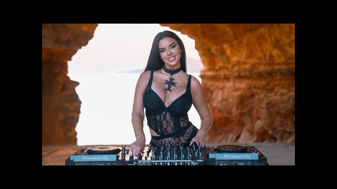 KNOLLDOLL LIVE SET AT THE CAVE