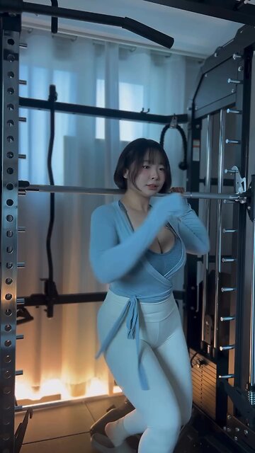 Wanna build strong legs? Hit the gym and try these killer leg workouts!