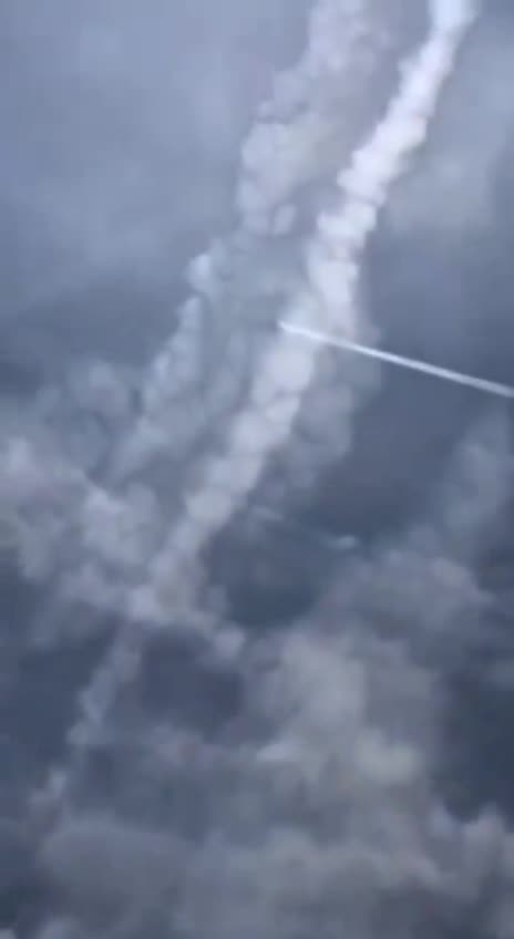 Observe closely as the chemtrail plane switches off the sprayers!