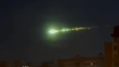 Meteor ？ Low-flying green ball lit up the night sky above Moscow