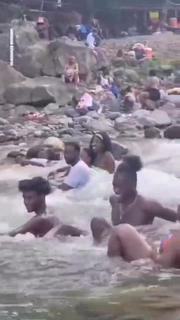 She got everyone look that.. Attention out here..